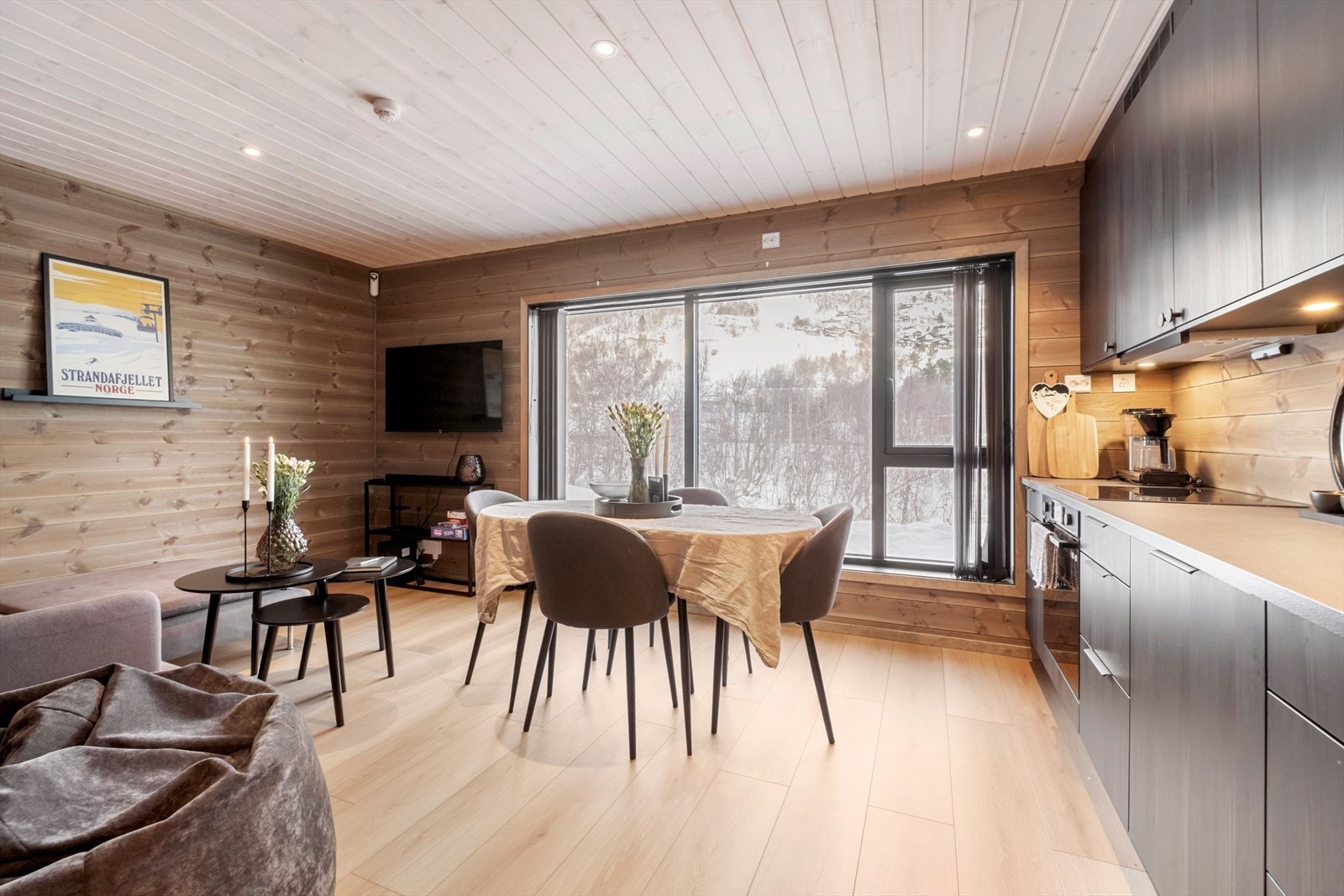 Store vindusflater gir utsyn mot snødekt landskap og slipper inn rikelig med naturlig lys. Galleribilde