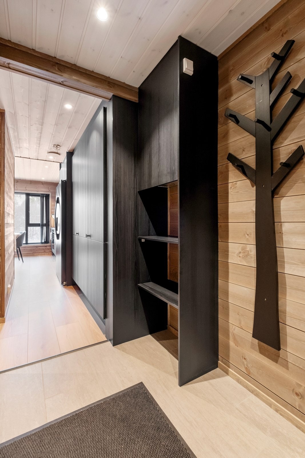 Skyvedørsgarderobe gir effektiv oppbevaring i entréen, med direkte tilgang til stue og kjøkken. Galleribilde