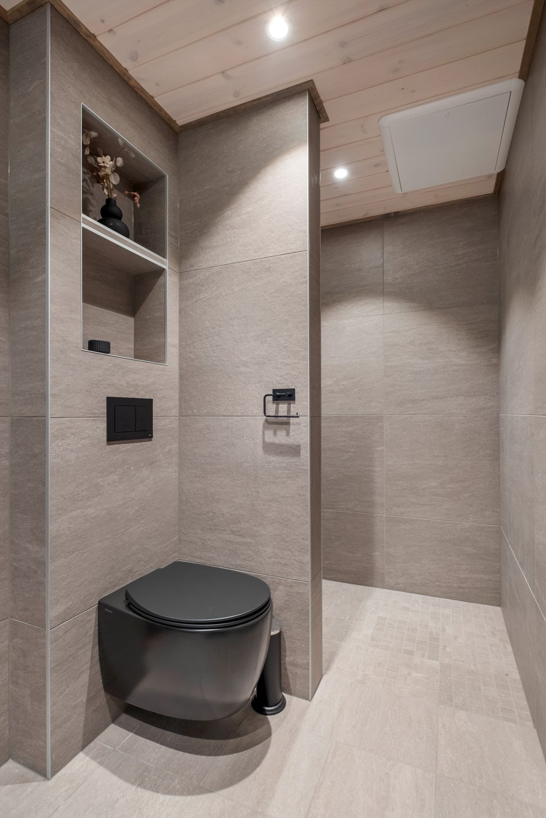 Vegghengt wc og flislagte overflater gir et moderne uttrykk. Galleribilde