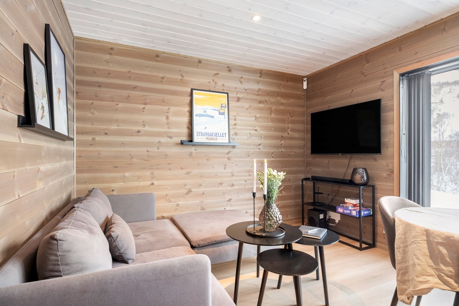 Panelvegger i stuen gir en rustikk og tidløs stil. Galleribilde