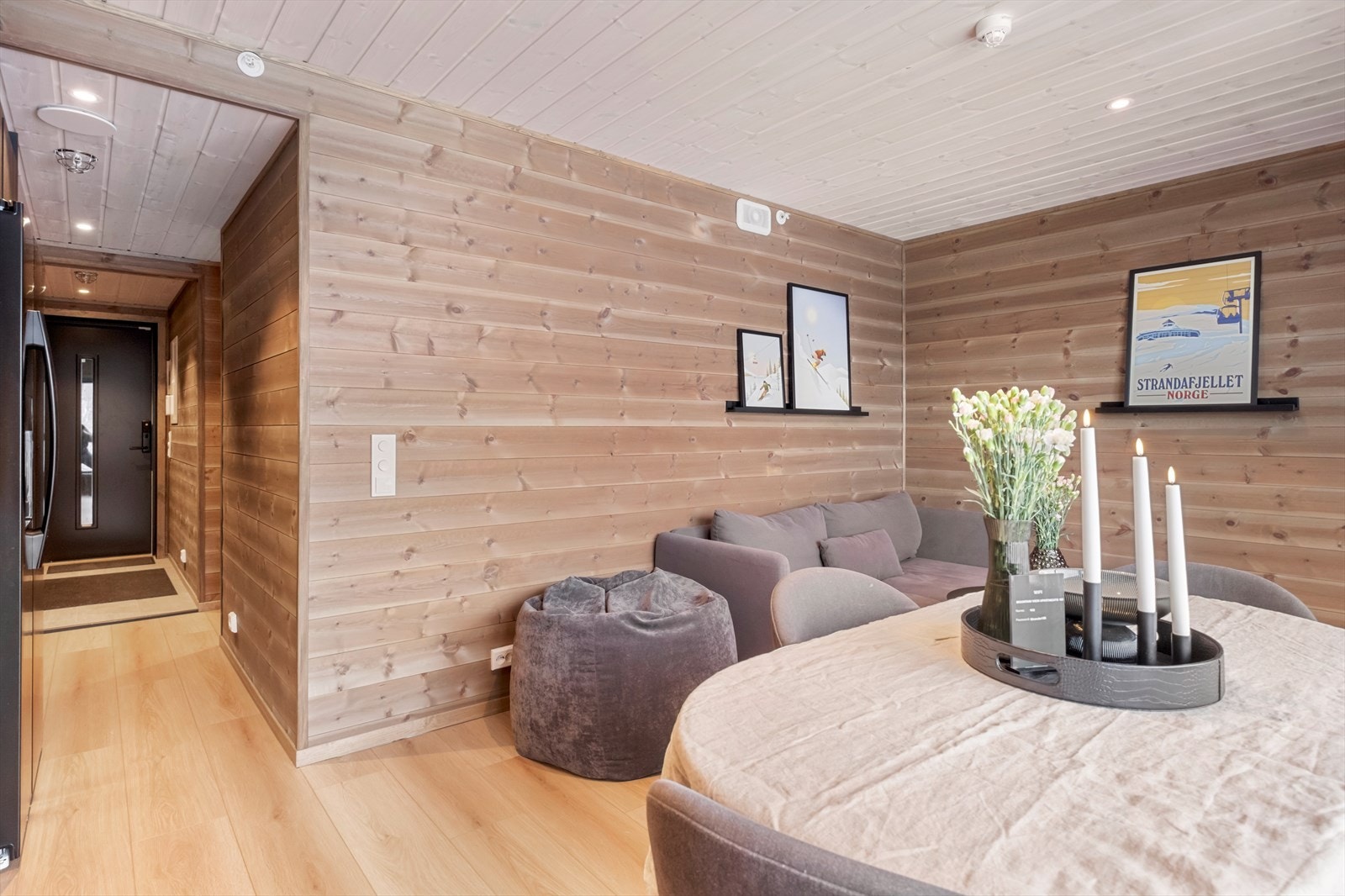 Inngangen til leiligheten er flislagt, noe som gir et praktisk og lettstelt gulv. Galleribilde