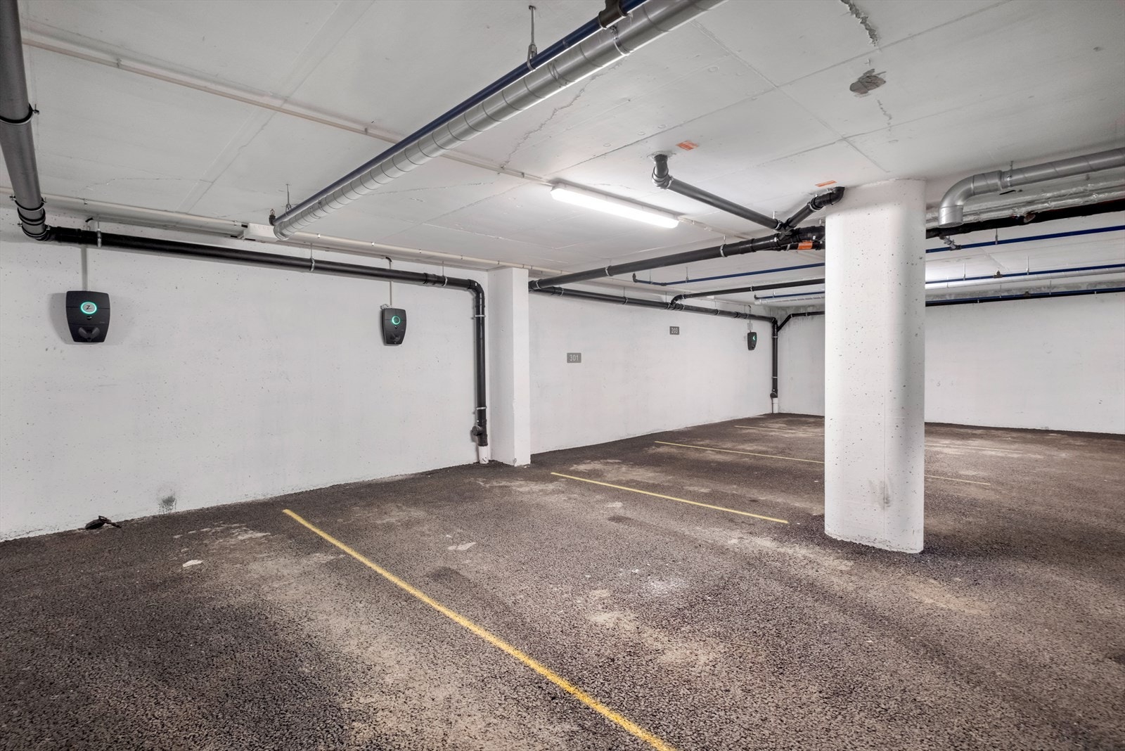 El-bil lader ved parkeringsplass i kjeller for praktisk lading. Galleribilde