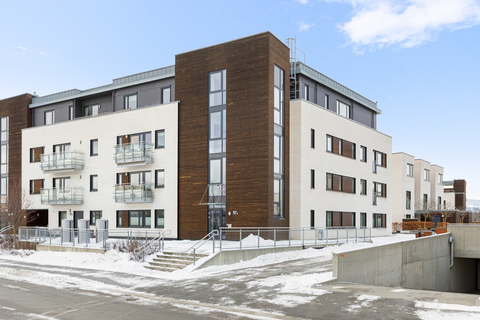 Området byr på en unik balanse mellom urbane kvaliteter og naturnære omgivelser, og gir deg muligheten til å bo i et moderne og nyetablert bomiljø med kort vei til et bredt servicetilbud. Galleribilde