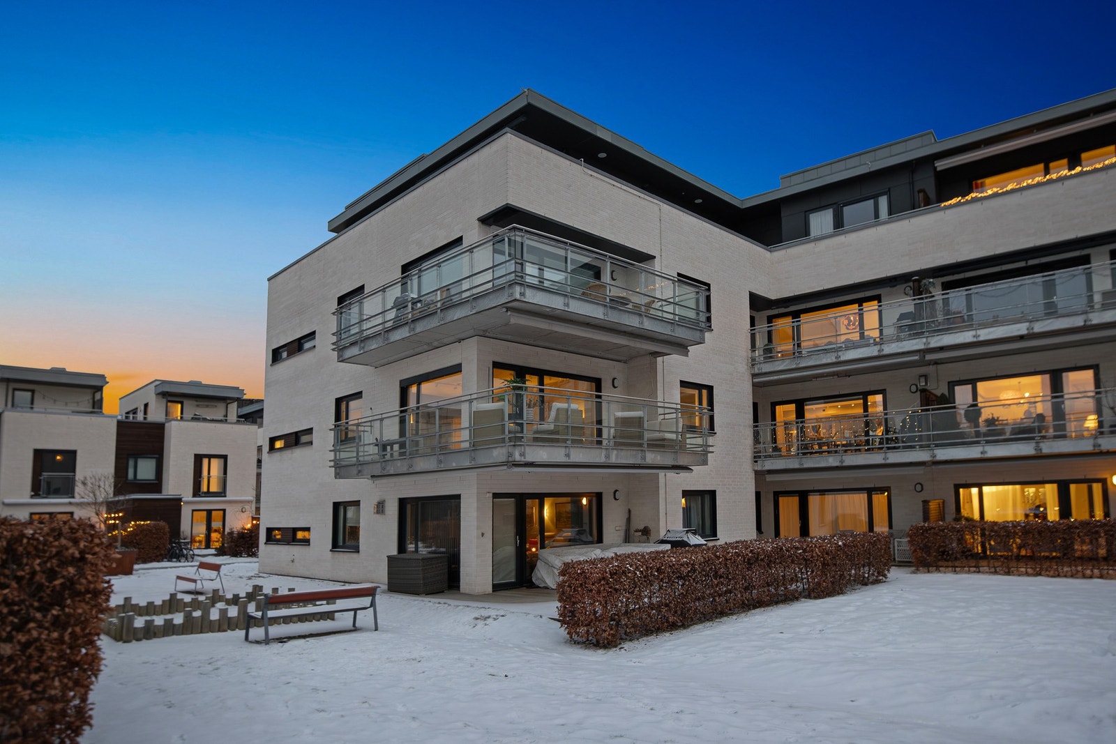 Fornebu og Hundsund er et svært attraktivt og etterspurt boligområde, preget av en harmonisk kombinasjon av moderne lavhusbebyggelse, eneboliger, rekkehus og leiligheter. Galleribilde