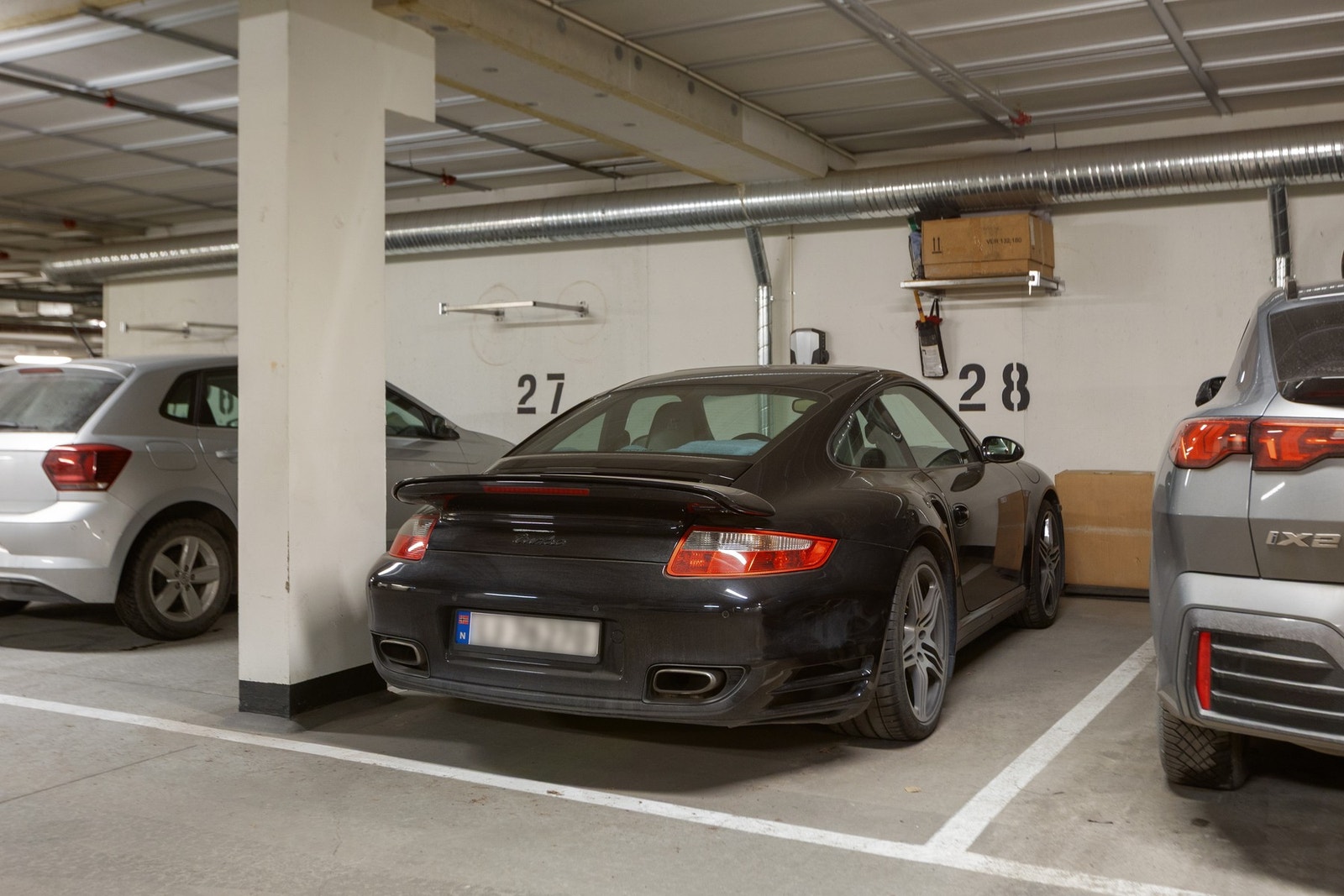 Det medfølger garasjeplass (28) i kjelleren, med direkte heisadkomst. Galleribilde