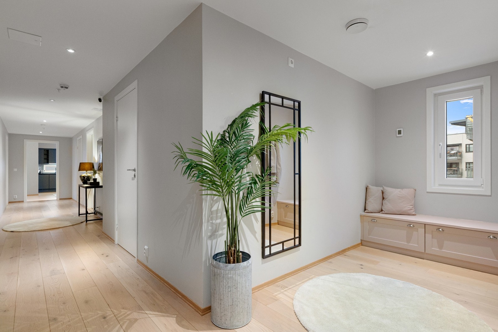 Boligen har en romslig og innbydende entré som gir et godt førsteinntrykk ved ankomst. Entréen fremstår lys og oversiktlig, med god plass til oppbevaring og møblering. Galleribilde