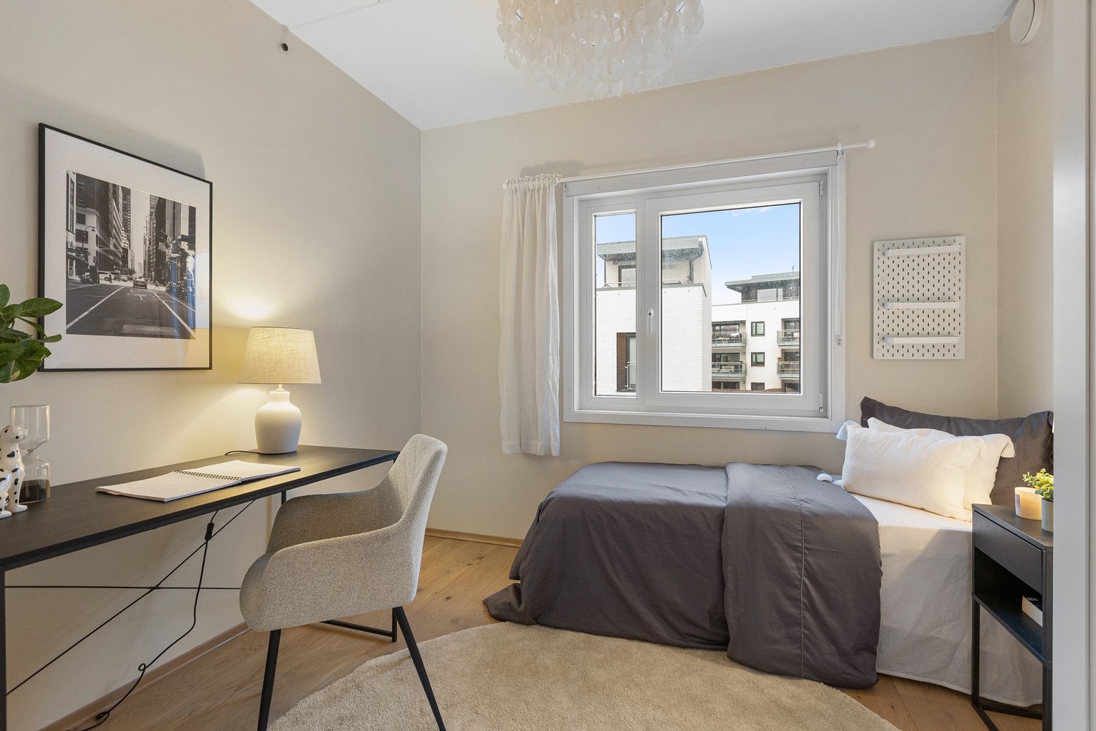 Boligen har ytterligere to soverom av god størrelse, begge med vindu som gir naturlig lysinnslipp og en behagelig romfølelse. Galleribilde