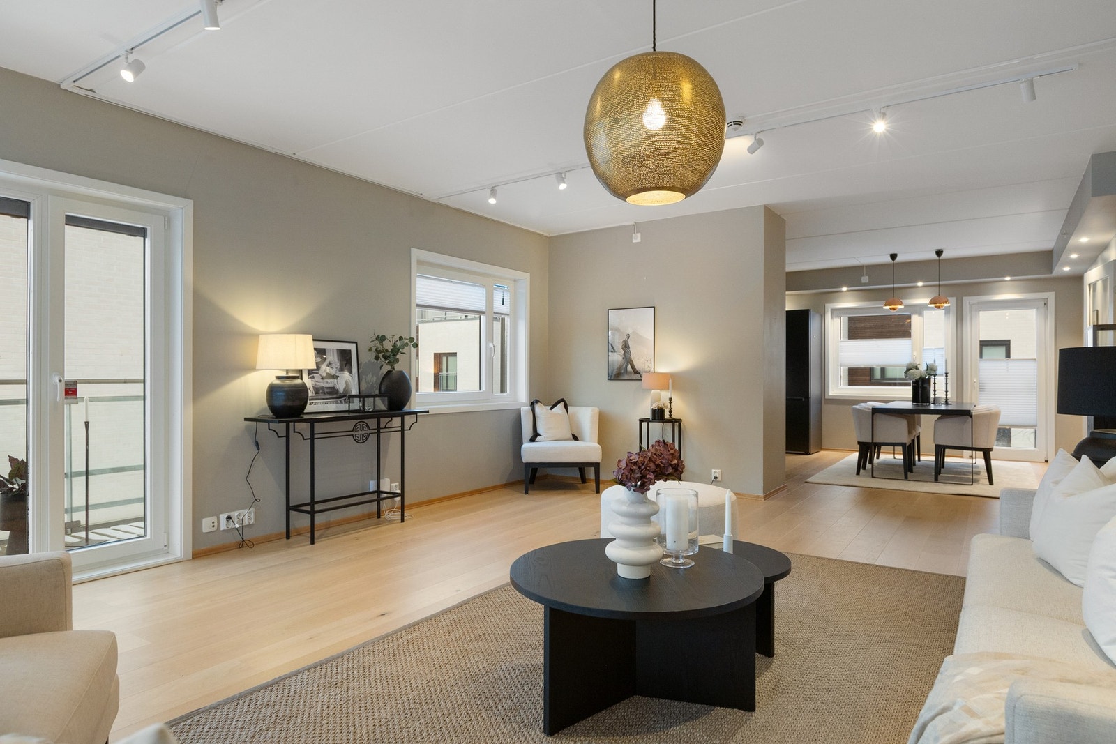 Fra stuen er det direkte utgang til en svært romslig balkong på ca. 21 kvm, som fungerer som en naturlig forlengelse av oppholdsrommet i sommerhalvåret. Galleribilde