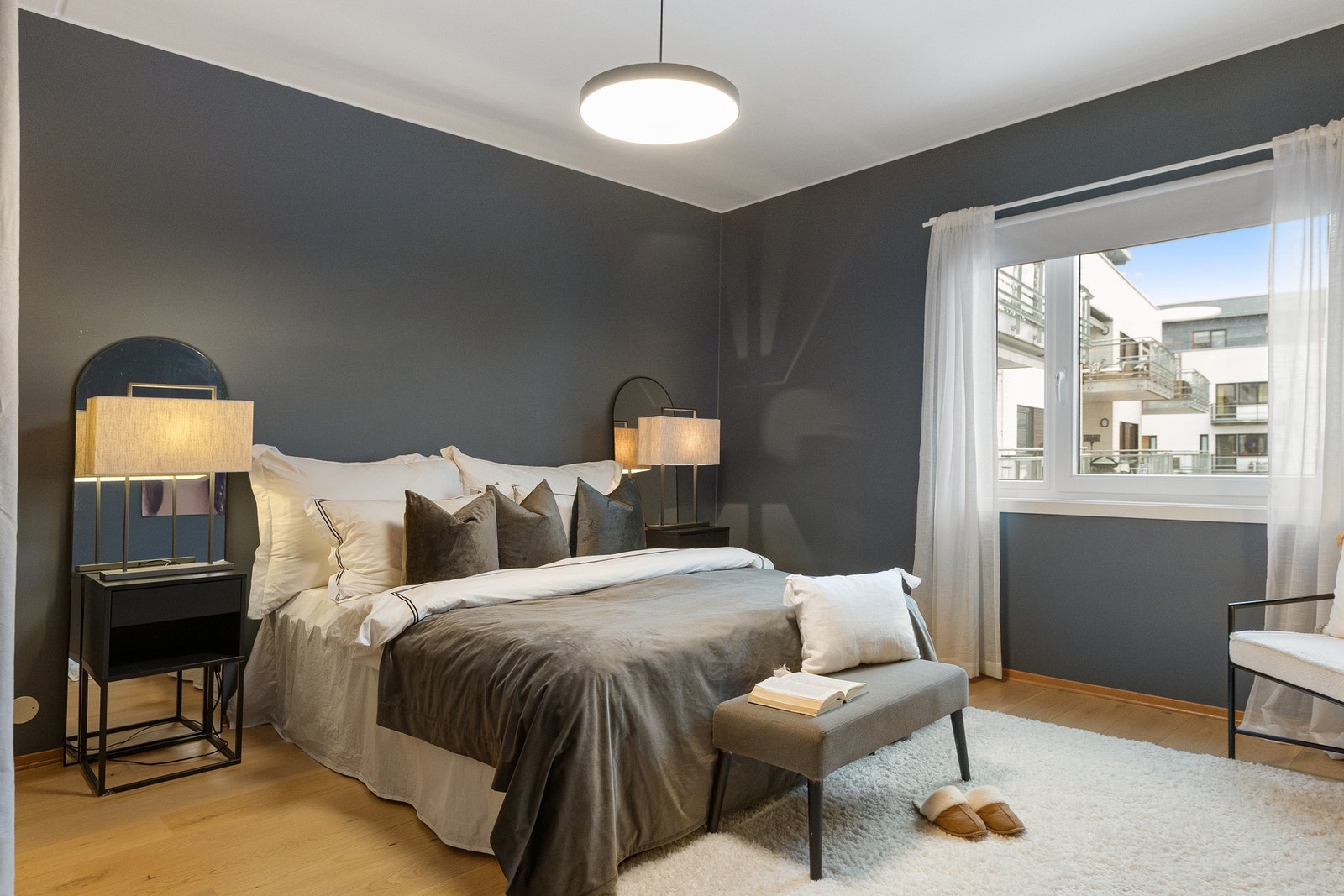 Rommet har god plass til dobbeltseng og tilhørende møblement, og vindusflater gir et behagelig lysinnslipp som bidrar til en lun og rolig atmosfære. Galleribilde