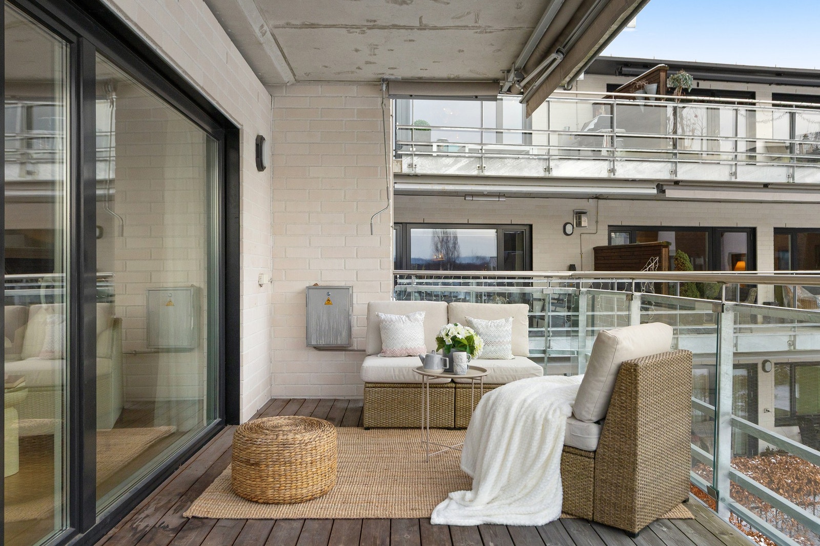 Balkongen byr på gode møbleringsmuligheter med plass til både sittegrupper, grill og beplantning. Galleribilde