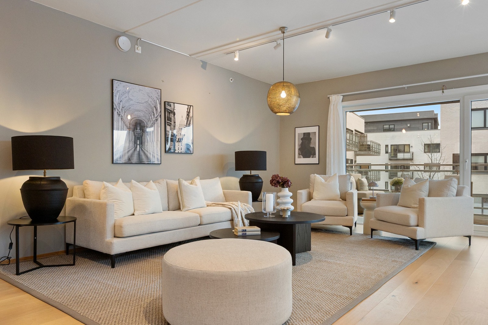 Stuen har god plass til både sofagruppe og sittegruppe, og den åpne løsningen gir fine møbleringsmuligheter. Galleribilde