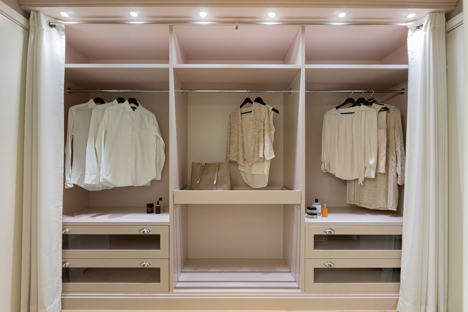 I direkte tilknytning til hovedsoverommet ligger et praktisk og romslig omkledningsrom med fast garderobeinnredning bestående av hyller, skuffer og hengeløsninger, samt integrert belysning som gir god oversikt og et ryddig uttrykk. Galleribilde