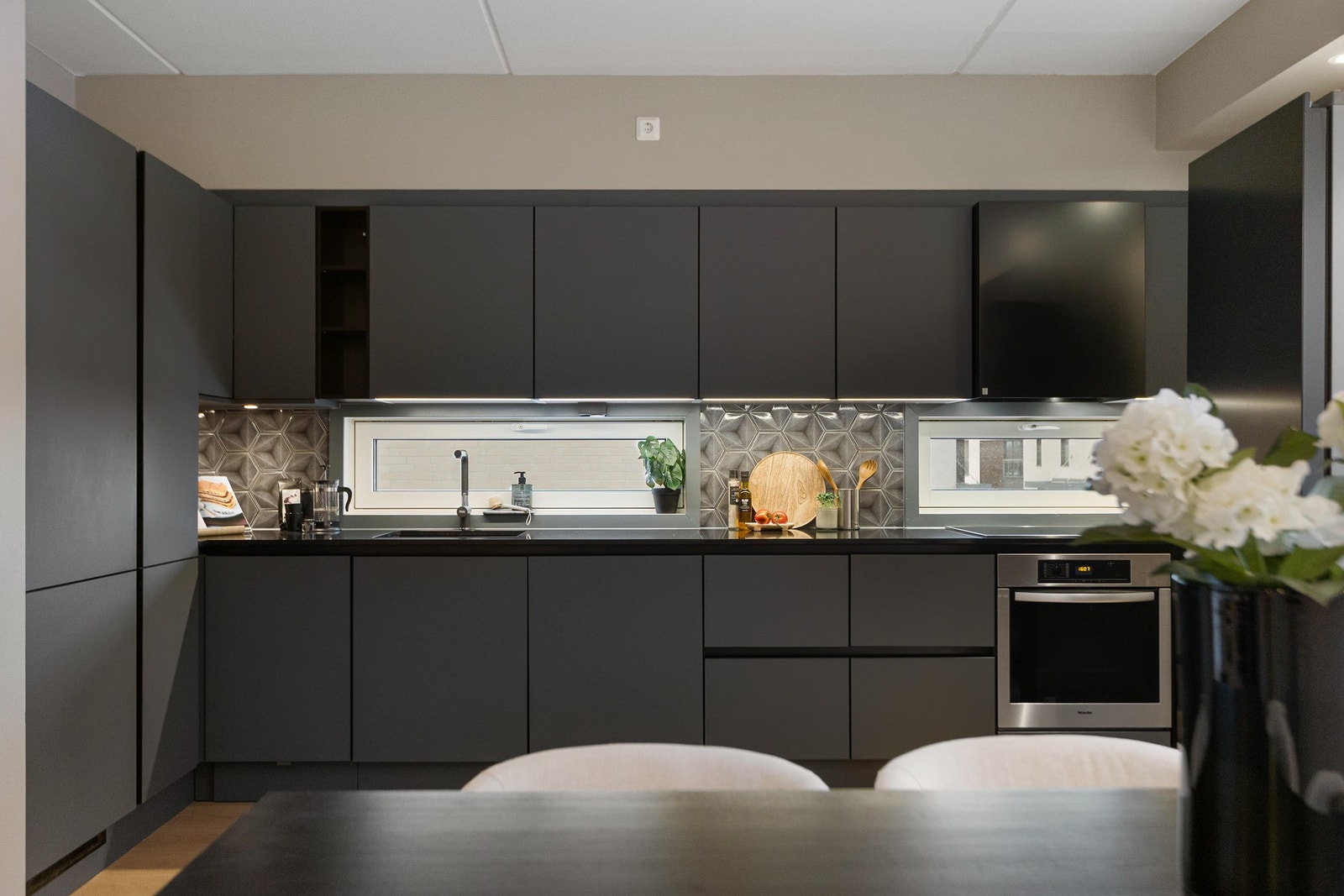 Det er godt tilrettelagt med integrerte hvitevarer bestående av kjøl-/fryseskap, oppvaskmaskin, platetopp, stekeovn og vinskap, samt installert komfyrvakt. Galleribilde