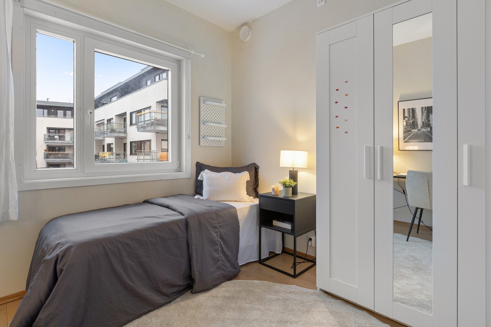 Rommene fremstår lyse og innbydende, og egner seg godt som barnerom, gjesterom, hjemmekontor eller kombinasjonsrom etter behov. Galleribilde