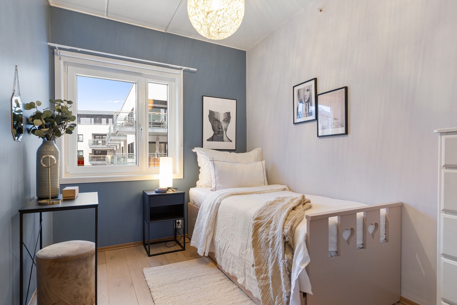 Begge soverommene har plass til seng, skrivebord og oppbevaringsløsninger, og den nøytrale utformingen gir gode muligheter for individuell tilpasning og møblering. Galleribilde