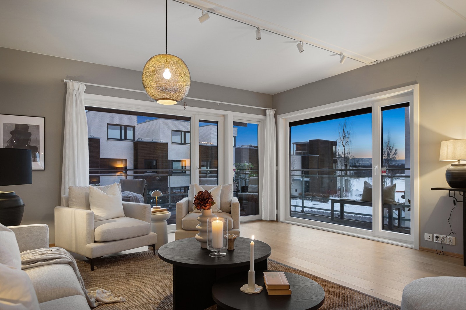 Boligen byr på store vindusflater som slipper inn rikelig med naturlig lys og skaper en luftig og behagelig atmosfære. Galleribilde