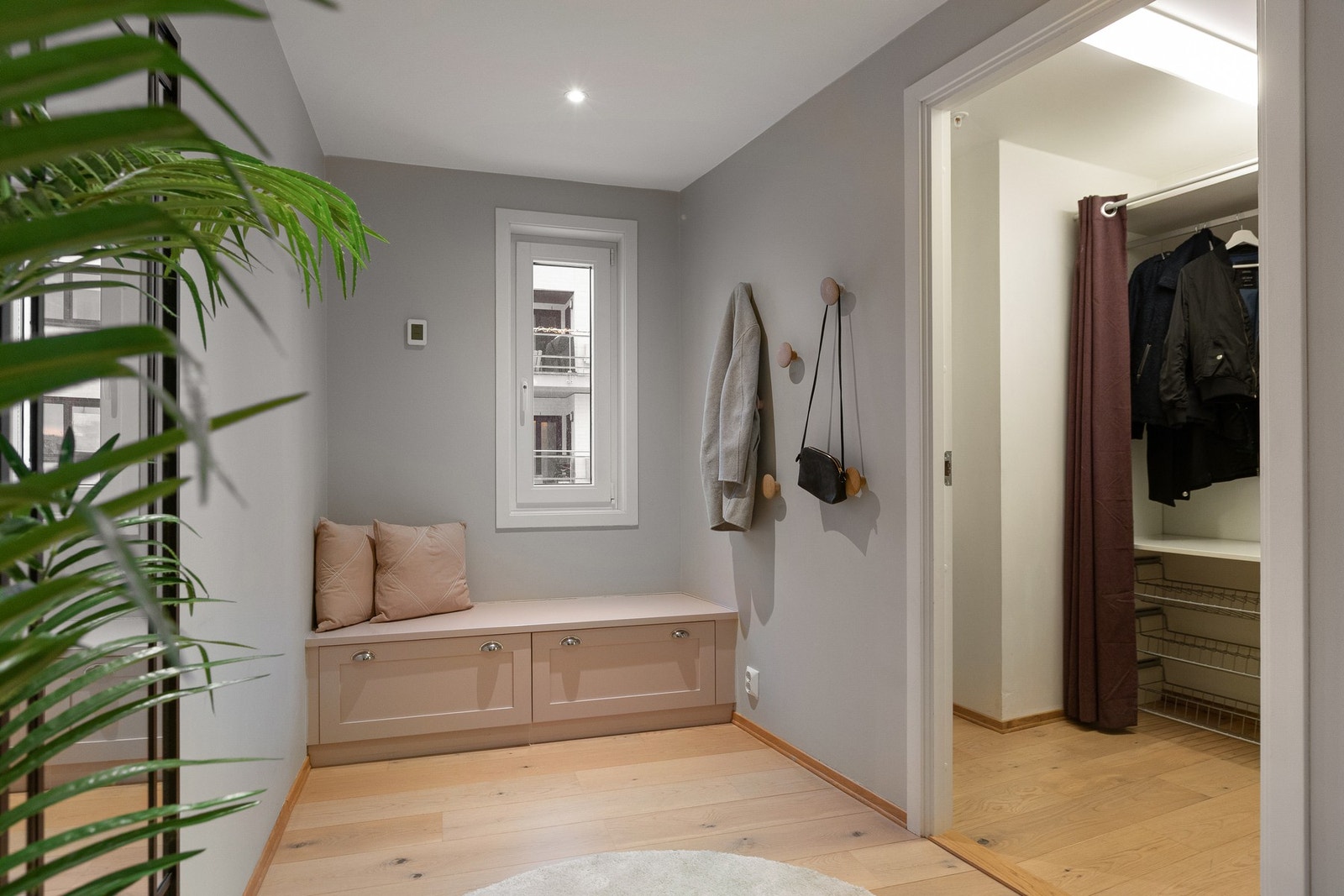 I tilknytning til entréen er det etablert et praktisk omkledningsrom som gir rikelig med garderobeplass. Galleribilde