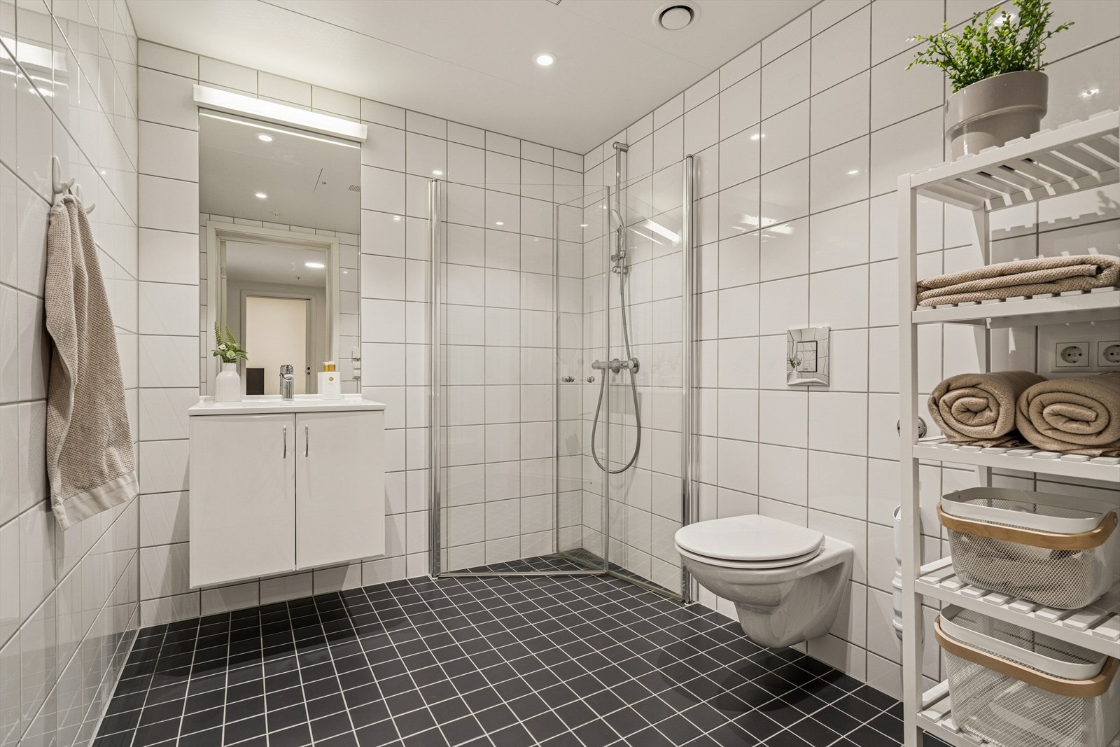 Baderommet er flislagt fra topp til tå, og har lun gulvvarme samt spotbelysning i tak. Galleribilde