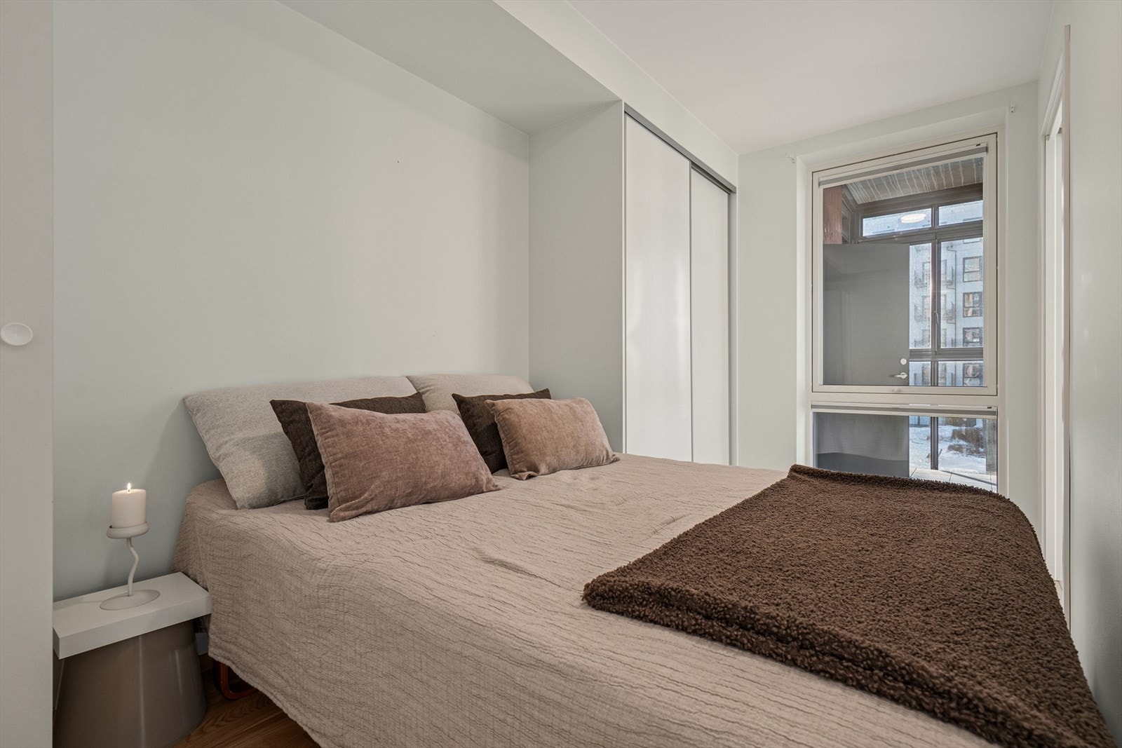 Hovedsoverommet har god plass til dobbeltseng, samt skyvedørsgarderobe og garderobeskap. Galleribilde