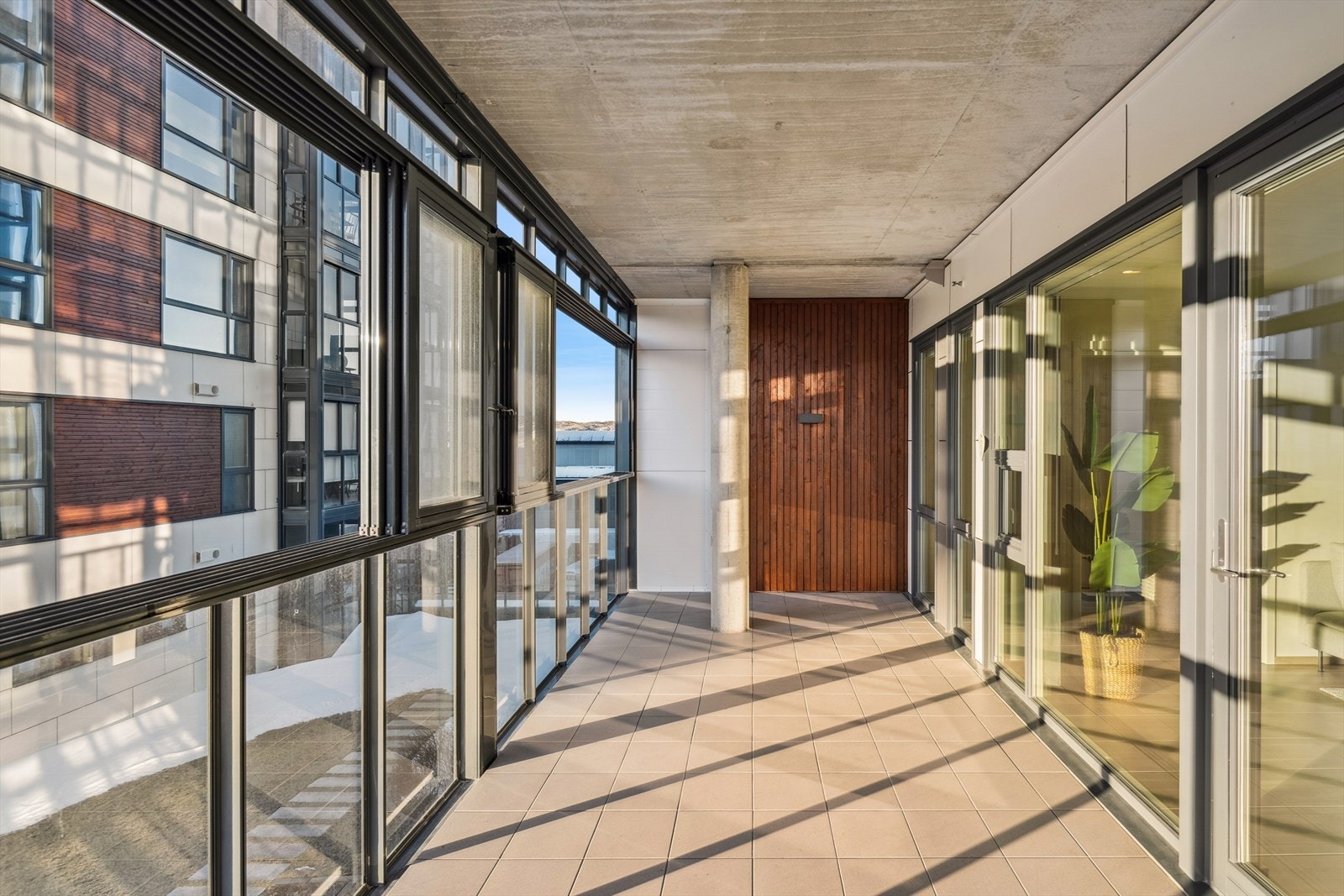 Balkongen vender mot solrike sørvest og er oppmålt til 18 m². Galleribilde