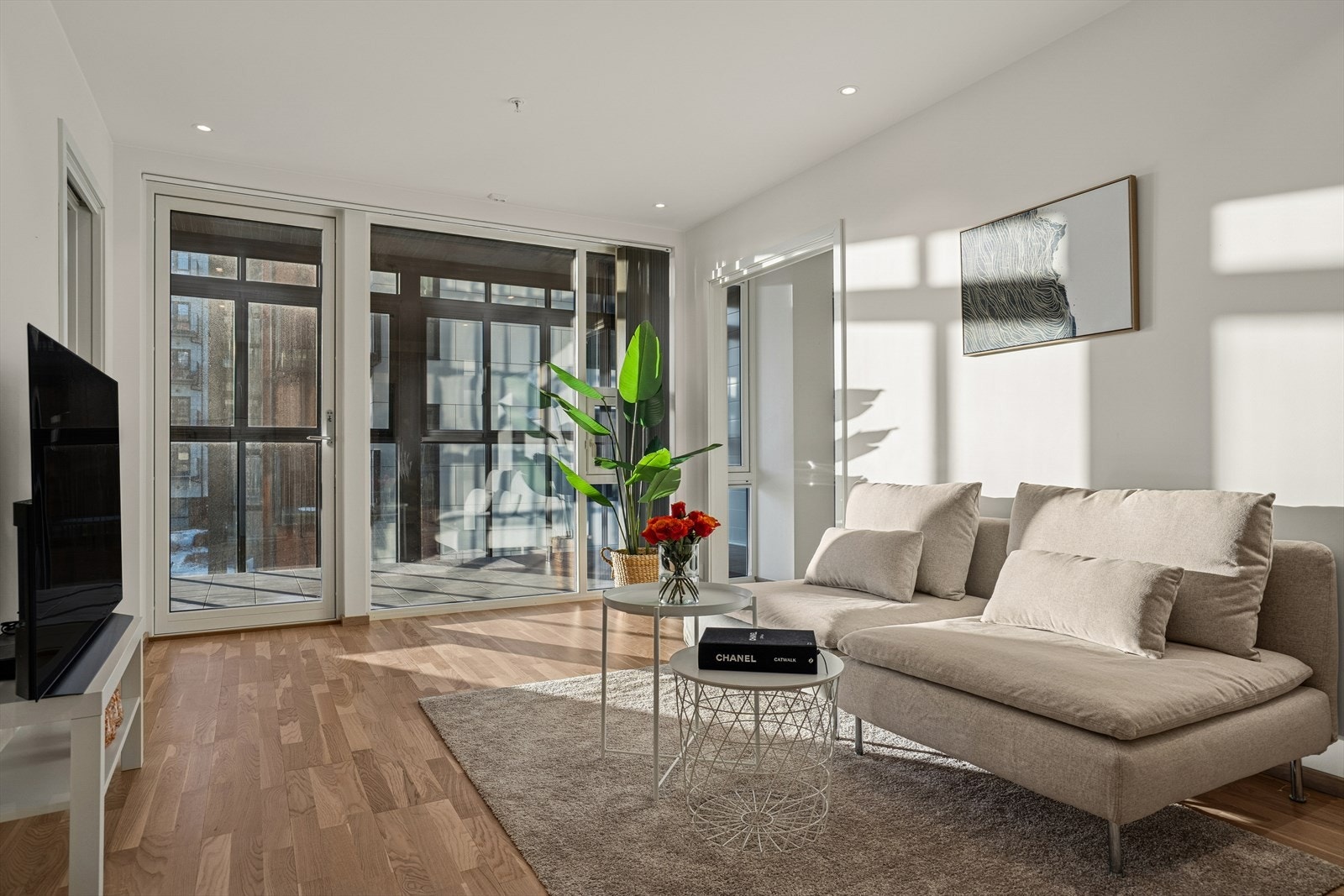 Stuerommet mottar rikelig med naturlig lysinnslipp fra flere store vindusflater. Galleribilde