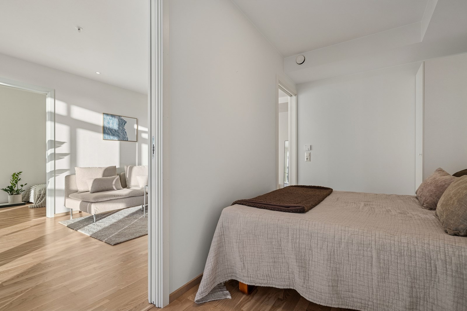 Soverommene ligger på hver sin side av stuen, og har begge vinduer ut mot balkongen og bakgården. Galleribilde