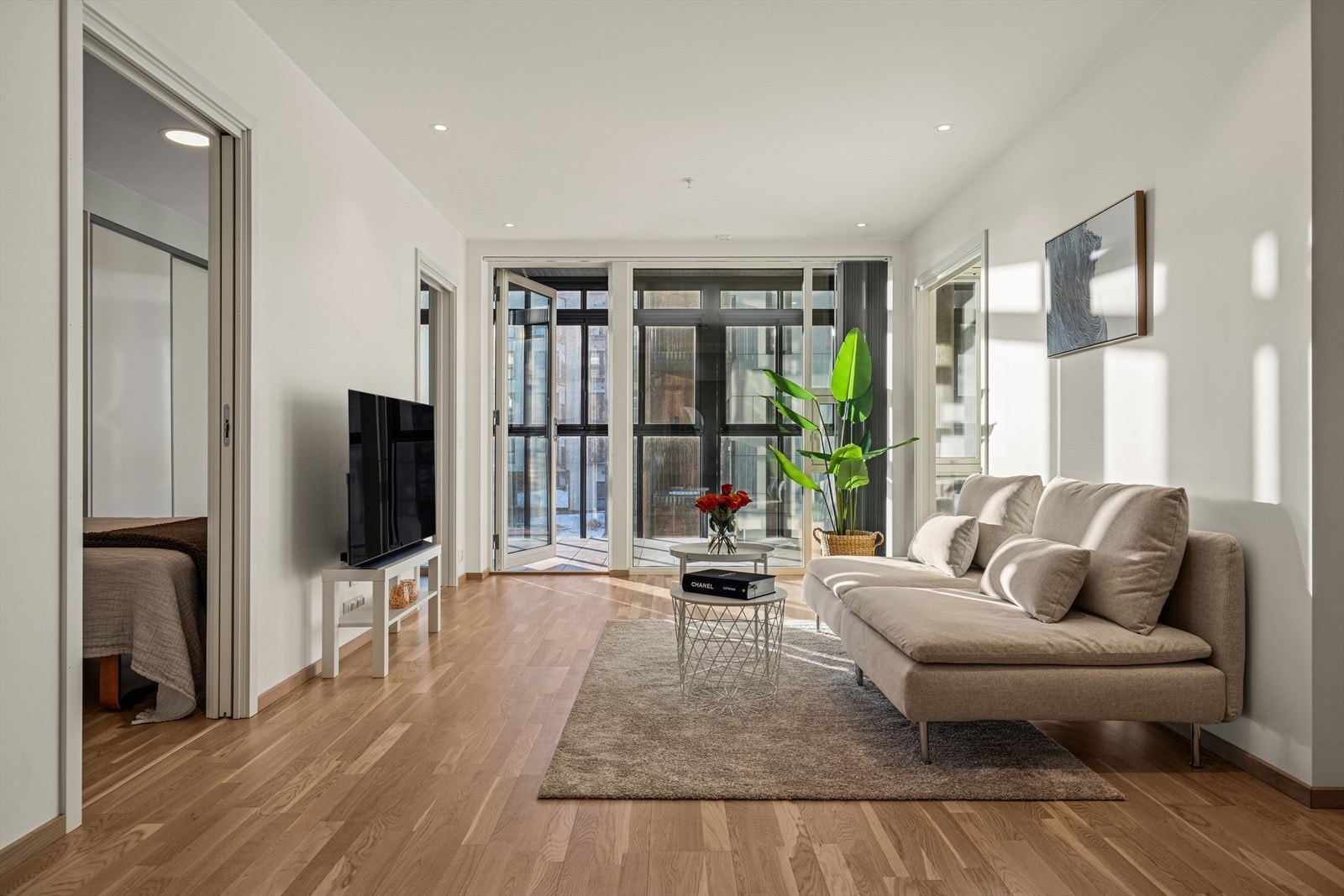 Leiligheten har en åpen og fin planløsning, med naturlig plass for både sittegruppe og spisestuemøblement. Galleribilde