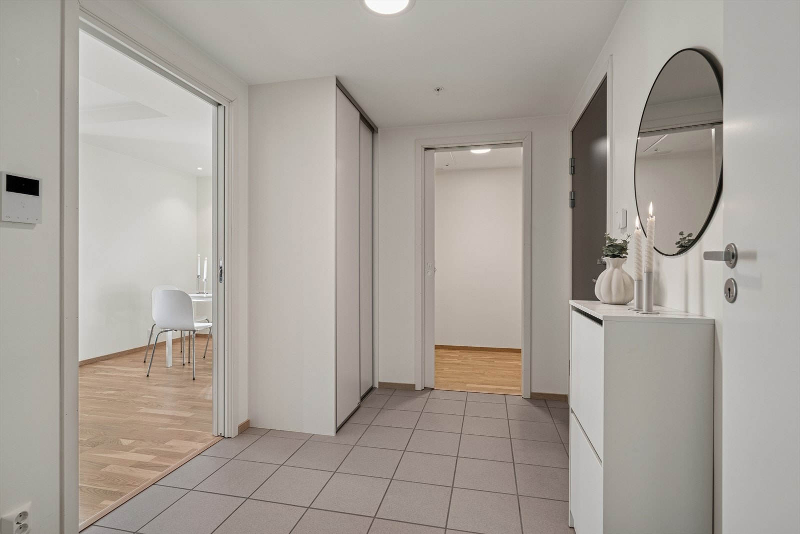 En flislagt og romslig entré gir et flott førsteinntrykk av boligen. Her har du også godt med lagring i skyvedørsgarderobe og bod. Galleribilde