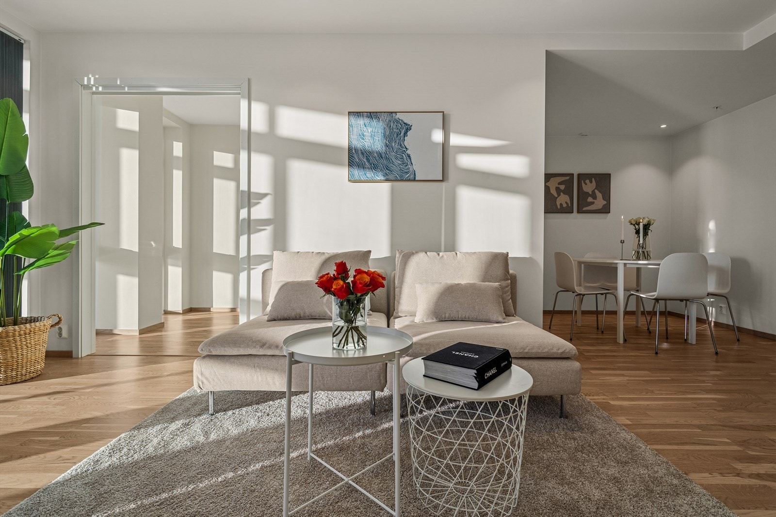 Boligen har vannbåren varme i gulv og balansert ventilasjon med varmegjenvinning. Galleribilde