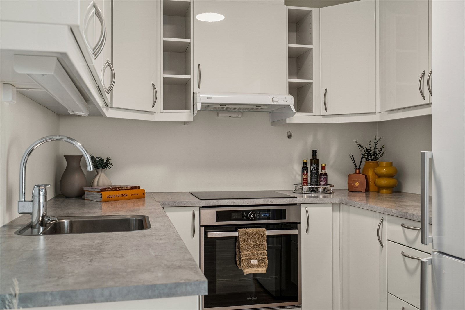 Kjøkkenet er i praktisk u-formasjon som gir godt med lagringsplass og arbeidsflate, samt god arbeidsflyt. Innredningen har videre integrert komfyr, oppvaskmaskin og platetopp. Galleribilde