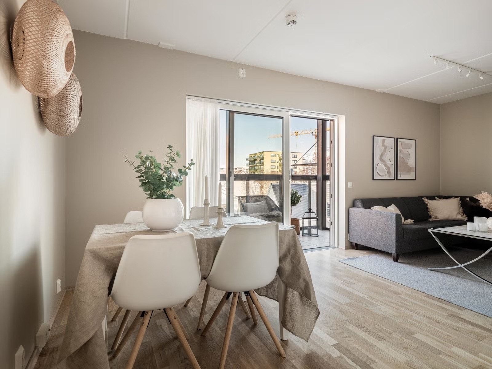 Leiligheten på 60 m² byr på gjennomgående lyse farger og store vindusflater som gir en luftig atmosfære Galleribilde