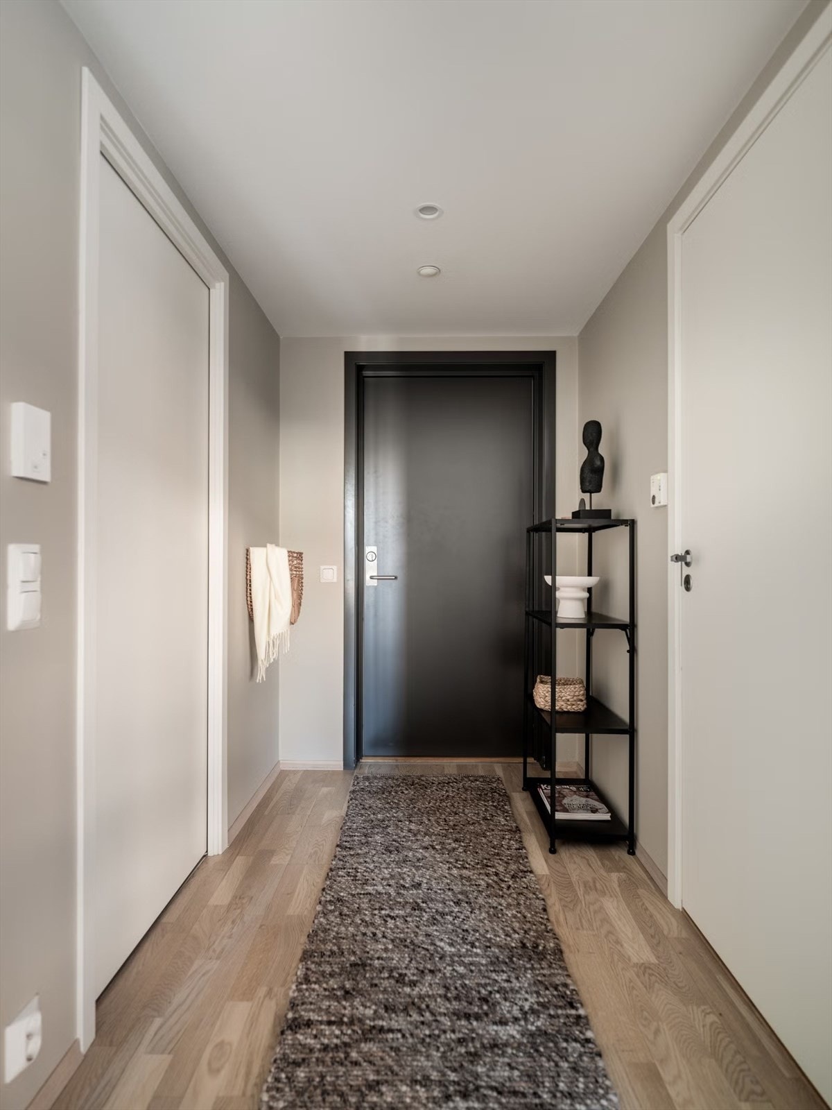 Romslig gang med mulighet for ekstra oppbevaring. Det er også en egen innvendig bod i leiligheten, samt sportsbod nede i kjeller Galleribilde