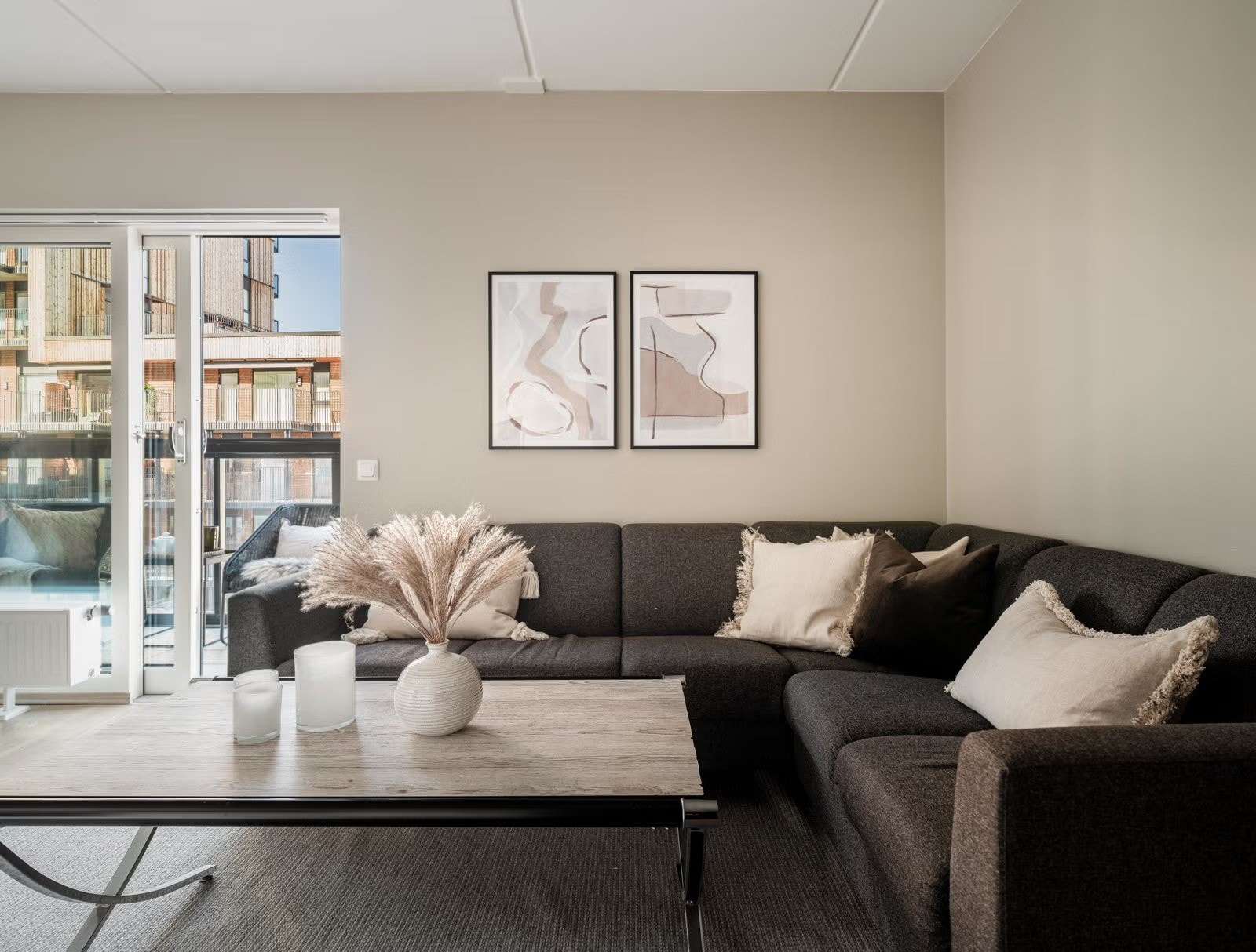 Den åpne planløsningen gir naturlige møbleringsmuligheter Galleribilde