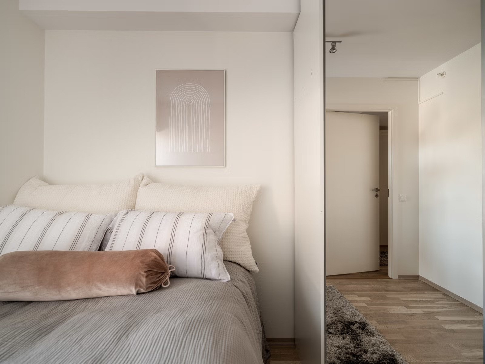 Det største soverommet er på 8,8m² - fin plass til garderobeskap og tilhørende soveromsmøblement Galleribilde