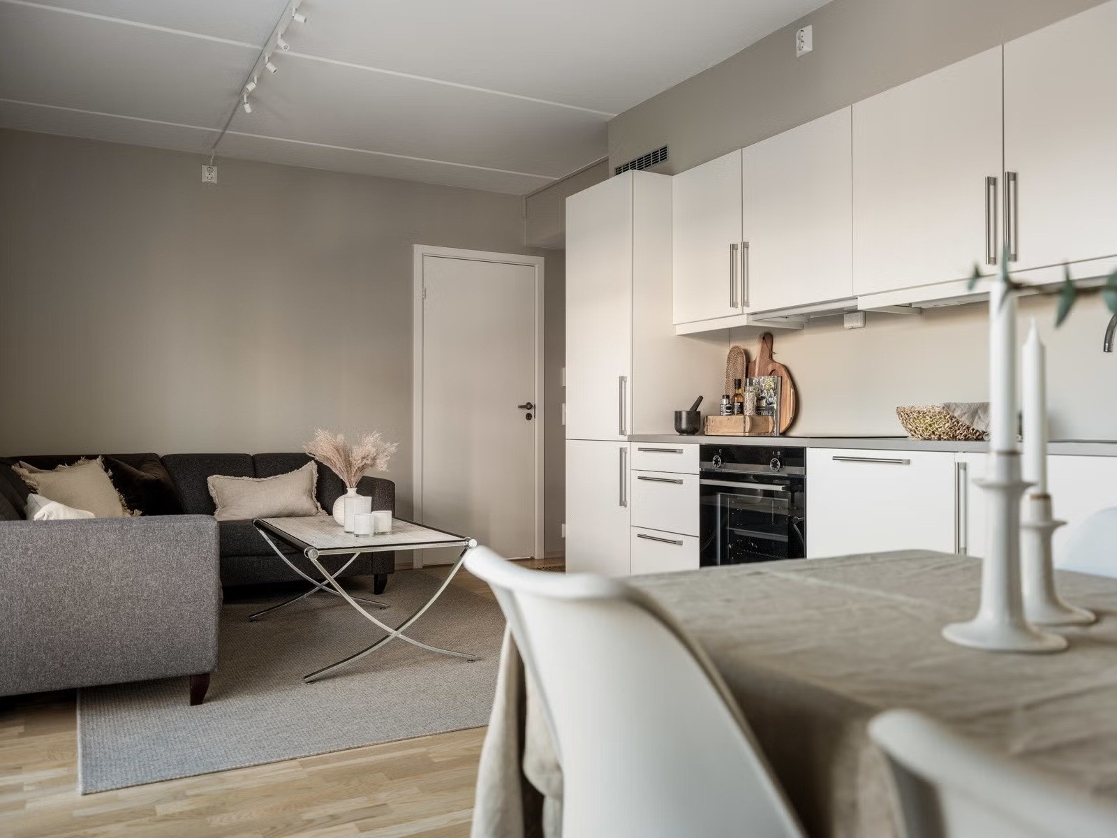 Leiligheten har en smart planløsning med åpen kjøkken-stueløsning Galleribilde