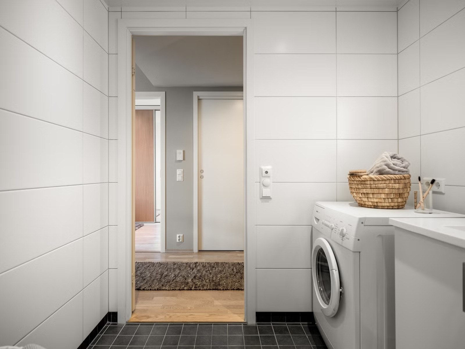 Badet er praktisk utstyrt med opplegg for vaskemaskin og har fått TG1 av takstmann Galleribilde