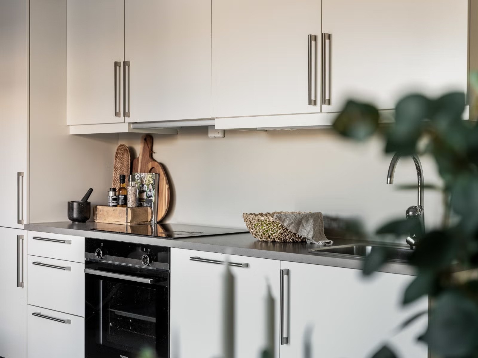 Kjøkkenet har rikelig med oppbevaringsplass i både skuffer og skap, som gir en ryddig og praktisk kjøkkenløsning Galleribilde