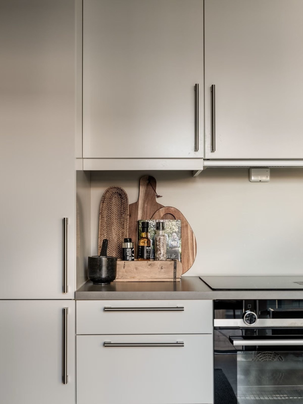 Kjøkkenet er levert fra HTH og har integrerte hvitevarer som oppvaskmaskin, platetopp, stekeovn og ventilator Galleribilde