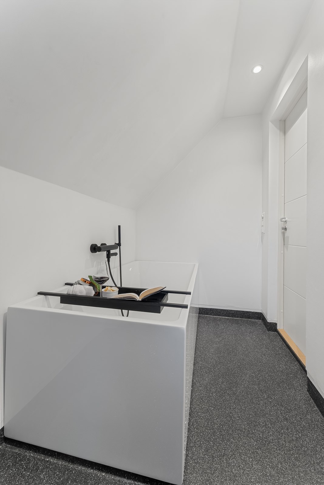 Badet på loftet har badekar Galleribilde