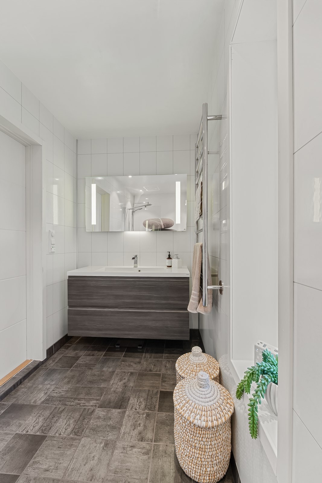 Lekkert bad i hovedetasjen Galleribilde