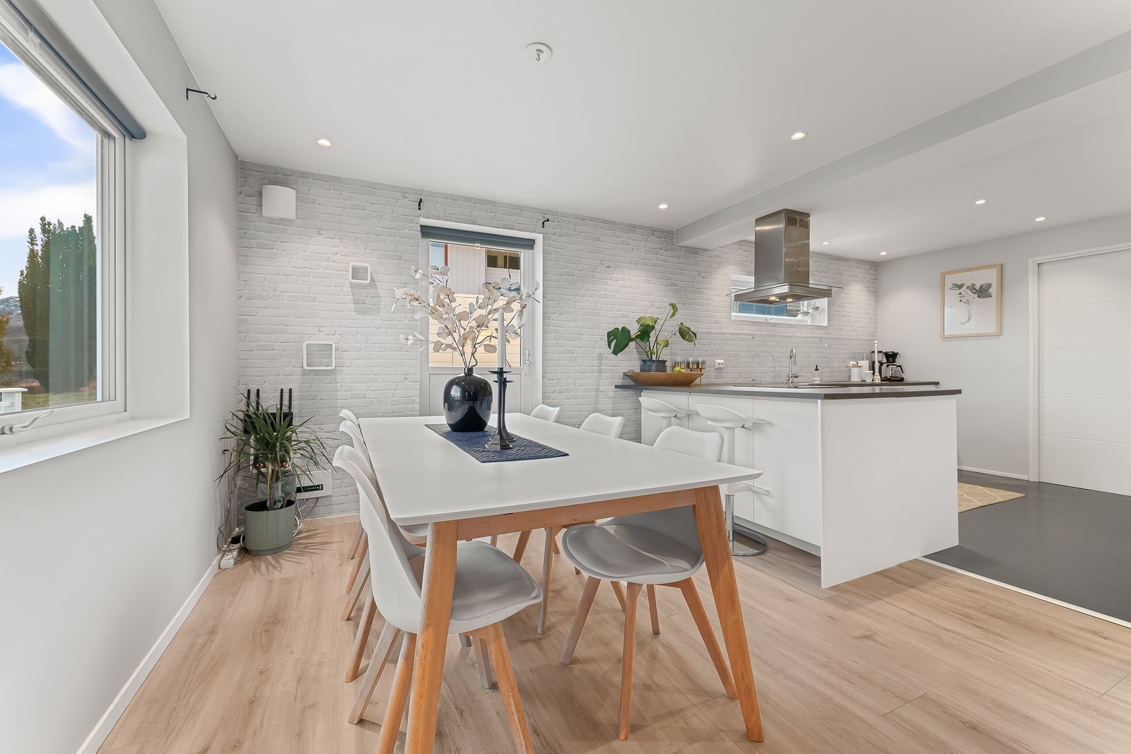 Kjøkkenet har kjøkkenøy med sitteplasser Galleribilde