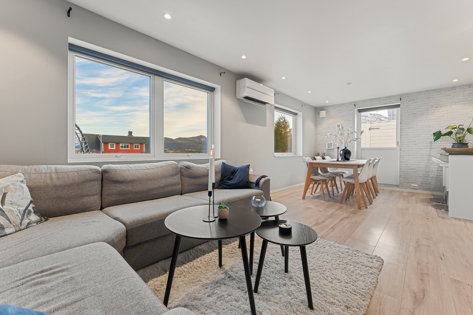 Fra stua er det utgang til veranda Galleribilde