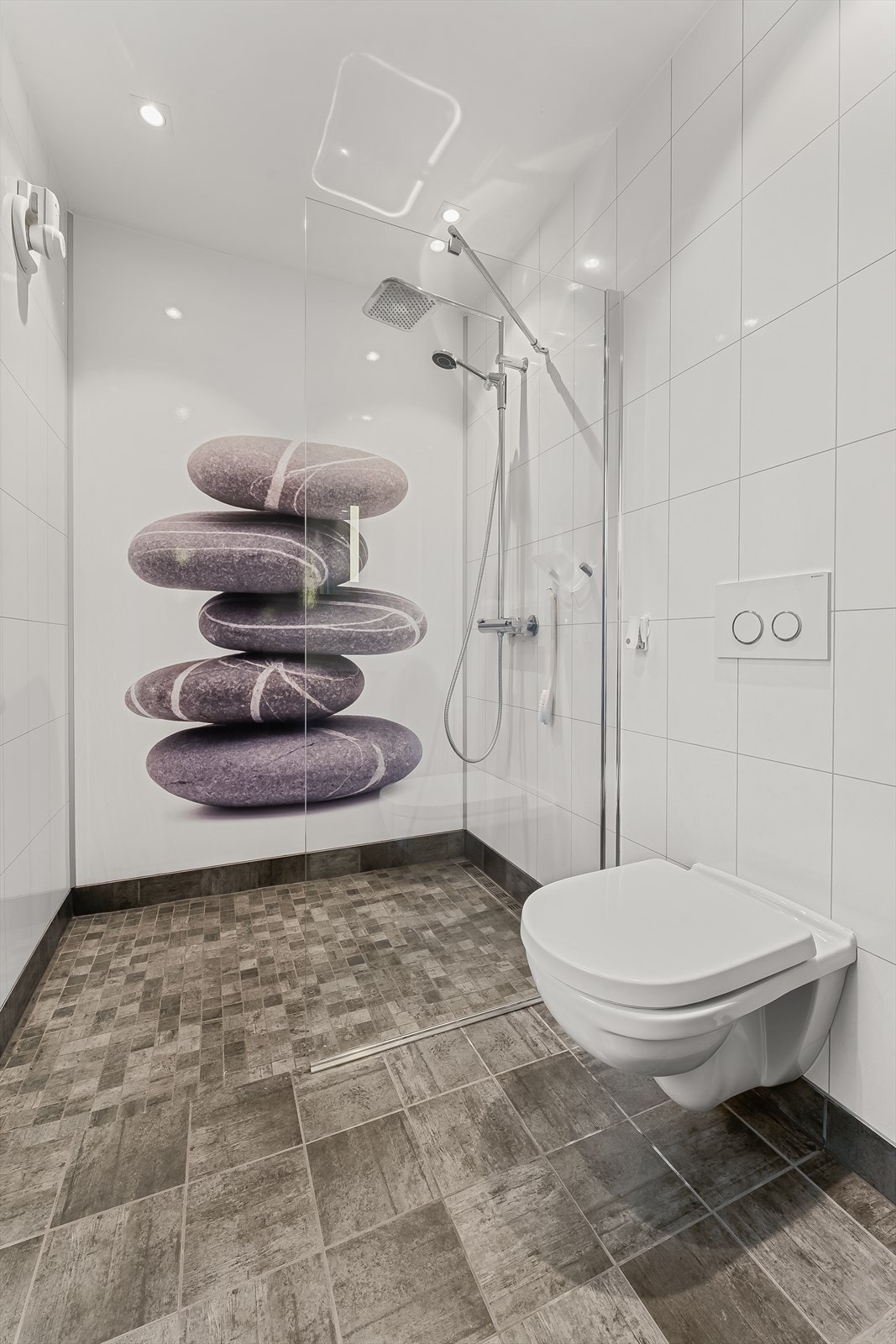 Badet i hovedetasjen har vegghengt toalett og dusjhjørne med glassvegg Galleribilde