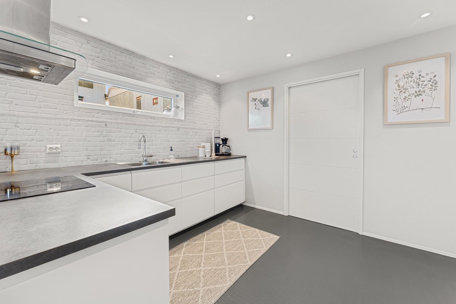 Fra kjøkkenet er det skyvedør til vaskerommet Galleribilde