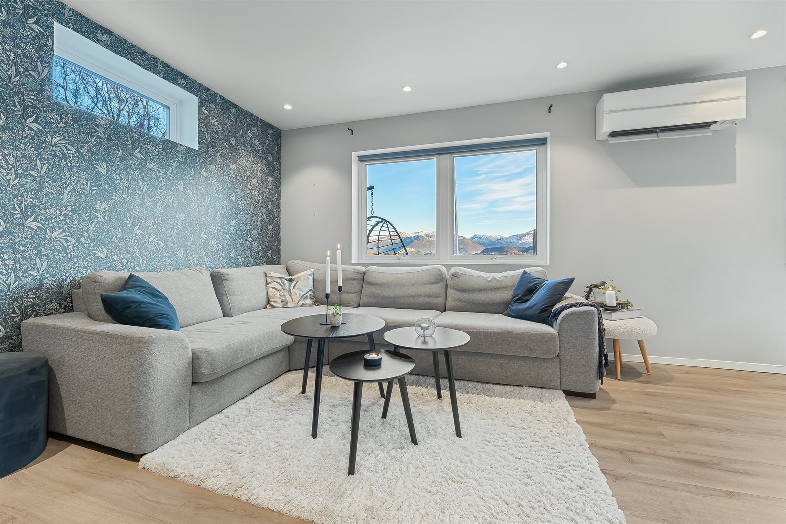 Stua har moderne farger og varmepumpe Galleribilde