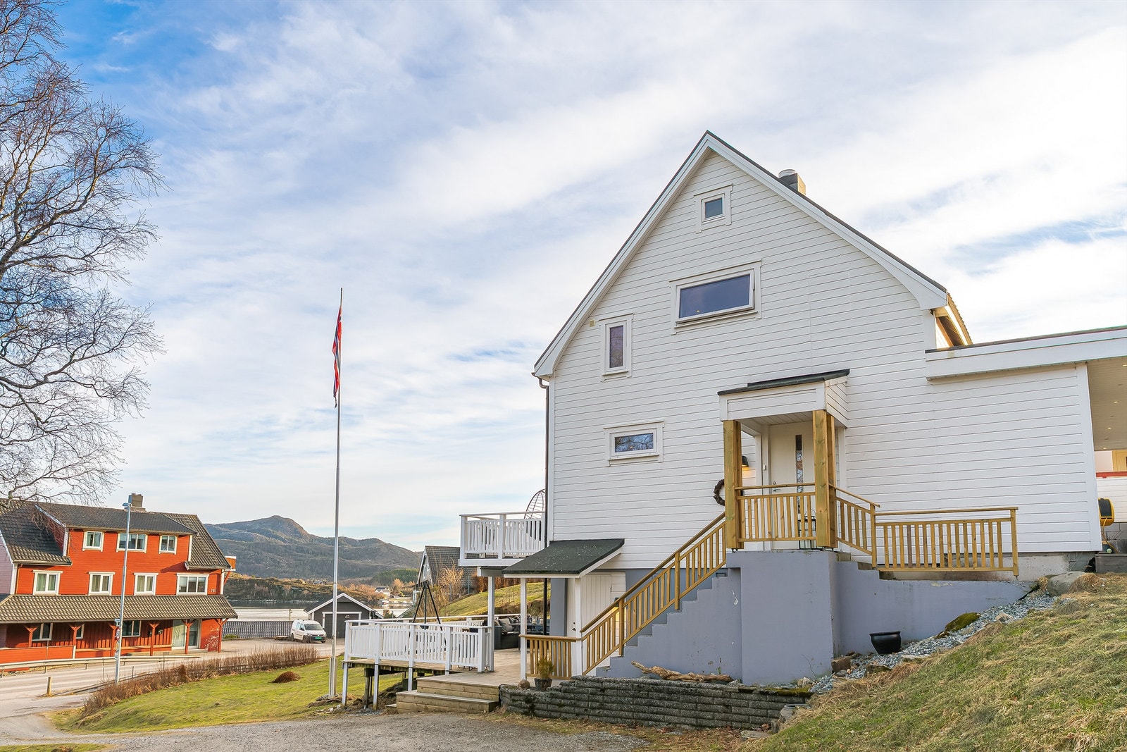 Boligen har overbygd inngangsparti, flere fine uteplasser og gruset biloppstillingsplass. Galleribilde