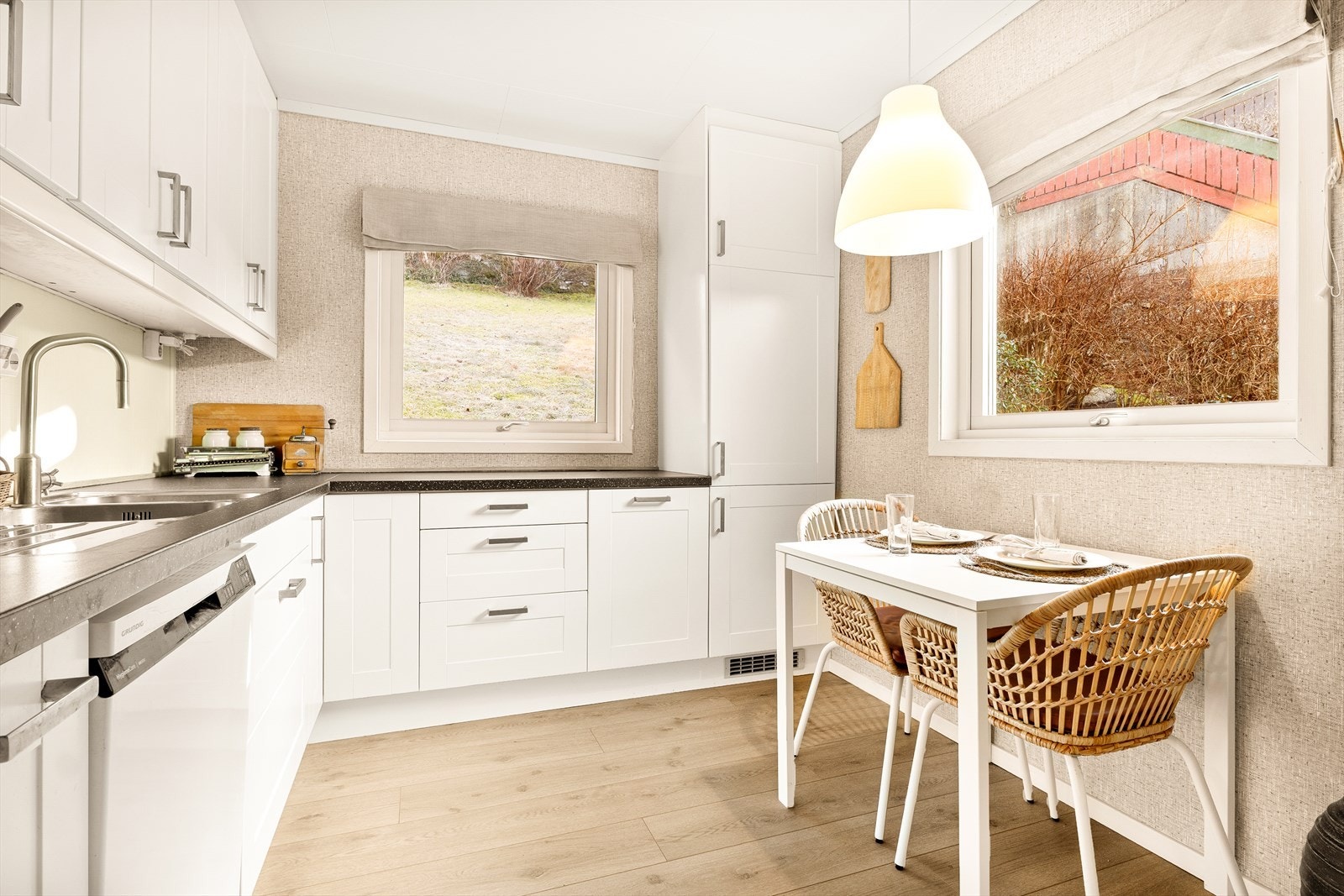 Her er det plass til frokostbord. Kjøkkenet har profilerte fronter og laminat benkeplate. Galleribilde