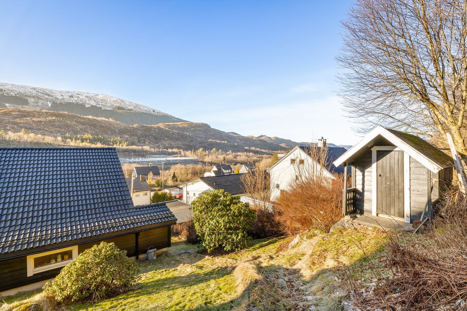 Eget hus utvendig til gressklipperen. Galleribilde