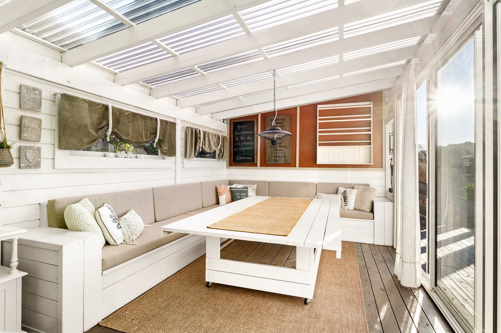 Utestuen virker som en forlengelse av stuen og egner seg utmerket til større besøk. Galleribilde