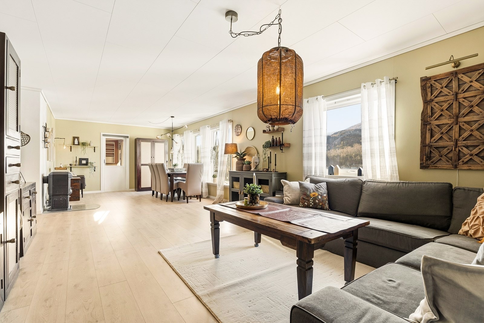 Stuen oppleves meget romslig på hele 38,9m². God plass til sofrakrok, spisebord og annen innredning om ønskelig. Galleribilde